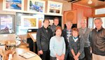 身近な風景を捉えた力作と教室の生徒ら