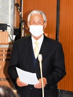 「多くの子どもたち、保護者の願いを叶えてください」と訴える高田共同代表＝２１日、倉吉市議会議場