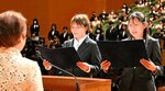 意義ある大学生活を送ることを誓う両大の新入生代表＝２日、倉吉市のエースパック未来中心