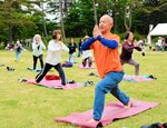 【心身整えて】初めて行われた青空ヨガ教室。緑の中で心身を整えた
