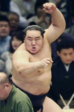　気合を入れるポーズで沸かせた朝青龍＝２００８年３月、大阪府立体育会館