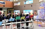 ハンドベルでクリスマスソングを演奏する高校生