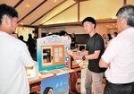 断熱内窓の効果などを説明する業者（右から２人目）＝１９日、豊岡市日高町栗栖野の道の駅神鍋高原