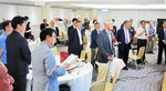 校歌を合唱する参加者