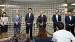 　成田空港の滑走路工事に関する協議会終了後、報道陣の取材に応じるＮＡＡの田村明比古社長（右から３人目）ら＝２７日午後、成田空港