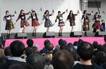 ヒット曲を披露して会場を盛り上げるＡＫＢ４８のメンバー＝２６日、境港市竹内団地の境夢みなとターミナル