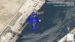 　２２日、北朝鮮咸鏡北道清津の造船所で、海面に横倒しになり青いシートのようなもので覆われる新たに建造された５千トン級の駆逐艦の衛星画像（Ａｉｒｂｕｓ　Ｄｅｆｅｎｃｅ　ａｎｄ　Ｓｐａｃｅ／ｔｈｅ　Ｏｐｅｎ　Ｓｏｕｒｃｅ　Ｃｅｎｔｅｒ提供、共同）