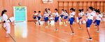 宇佐美さん（左）を手本に、形に挑戦する児童たち