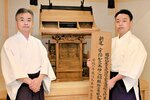 見つかったお社と、共同で調査した金田宮司（右）と岡村さん＝６日、鳥取市国府町宮下の宇倍神社