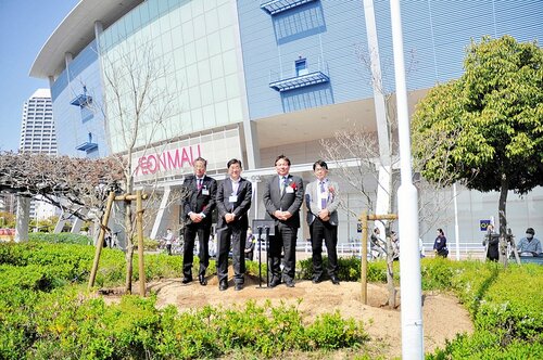 記念植樹を終えた（左から）神谷店長、上野ゼネラルマネージャー、内田区長、川畠副区長