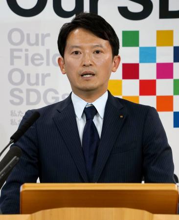 　定例記者会見で発言する兵庫県の斎藤元彦知事＝１５日午後、兵庫県庁
