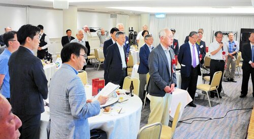校歌を合唱する参加者