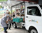 移動販売車に集まり、買い物を楽しむ町民＝１６日、若桜町吉川