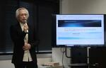 　高知大で記者会見する谷内恵介准教授＝３月、高知市