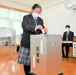 模擬投票で一票を投じる生徒＝１５日、米子市蚊屋の米子養護学校