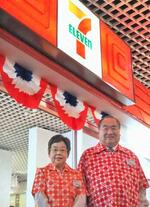 　５０年前に開店したセブン―イレブン１号店の模擬店前に立つ山本憲司さん（右）＝１３日午前、横浜市