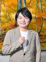 多くの人にデビュー曲を聴いてほしいと語る小山さん