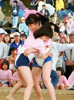 新たに設けられた女子の新相撲＝２００２年４月21日、倉吉市