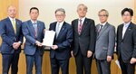 冨樫氏（左から３人目）に要望書を手渡す長戸町長（同２人目）ら＝９日、東京都千代田区の総務省