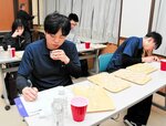 清酒を飲み比べて味の違いをメモする参加者＝５月２６日、湯梨浜町商工会館