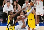 　ペーサーズとの東カンファレンス決勝第５戦でシュートを狙うニックスのブランソン（中央）＝ニューヨーク（ＡＰ＝共同）