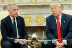 　カナダのカーニー首相（左）とトランプ米大統領＝６日、ホワイトハウス（ゲッティ＝共同）