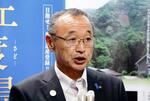 　報道陣の取材に応じる新潟県佐渡市の渡辺竜五市長＝７日午後、佐渡市