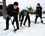 除雪作業に汗を流す野球部員ら