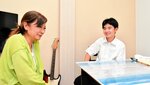 学校生活のことなどを話す寮母の梶川さんと伊藤さん＝１８日、智頭町智頭