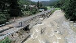 【県道崩落】河内浄水場近くの県道２８１号が一部崩落＝１６日午後３時ごろ、鳥取市河内の野坂川