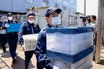 　エス・ジー・シー佐賀航空から資料などを運び出す海保の職員＝９日午後０時５７分、佐賀市