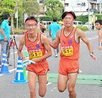 県内高校　八頭は６区橋本（右）が首位に躍り出てアンカー東田にリレーする