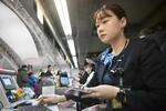 　関西空港の国際線出発ロビー受付で働く唐淳インさん＝３月