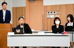 「保育園らしくない保育園」成果報告会で意見を述べる豊田さん（左から２人目）＝３１日、江府町江尾の町役場