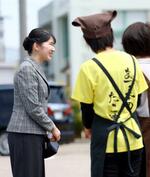 　道の駅「とぎ海街道」を訪れ、仮設住宅の入居者や仮設店舗の関係者らに声をかけられる天皇、皇后両陛下の長女愛子さま＝１９日午前、石川県志賀町（代表撮影）