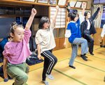 子ども奴の練習に励む女子たち