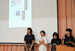  クミハン機能を使って制作した新聞を発表する生徒＝２８日、鳥取市国府町新通り３丁目の青翔開智中 