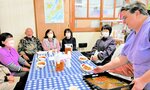 地域食堂で得意料理のカレーを振る舞うローレルアンさん（右）＝２１日、鳥取市佐治町尾際の福安商店
