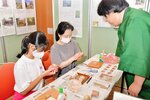 地蔵人形作りに参加する親子連れ＝２６日、米子コンベンションセンター