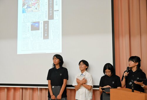  クミハン機能を使って制作した新聞を発表する生徒＝２８日、鳥取市国府町新通り３丁目の青翔開智中 