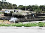 消火活動に当たる消防関係者＝９日午後６時４０分ごろ、鳥取市福部町細川