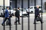 　認証不正問題で、トヨタ自動車本社に立ち入り検査に入る国交省の職員＝４日午前、愛知県豊田市