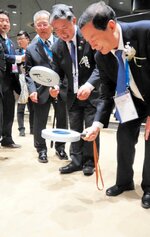 関西パビリオンの鳥取県ブースで魅力探しの体験を楽しむ張書記（右）ら