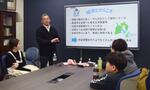 　参加者に地元の水産業の強みについて話す山福水産の見崎真社長（左から２人目）＝３月、静岡県焼津市