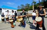 　鹿児島県三島村で「ジャンベ」を演奏する人たち＝１１月