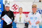 初優勝を果たした田尻さん（中央）ら上位入賞者＝１２日、香美町小代区広井の山村広場グラウンド