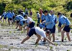 　修学旅行で田植え作業をする東京都目黒区の中学生＝８日午後、石川県能登町