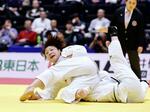 　決勝　白金未桜から大外刈りで一本を奪った田中伶奈。初優勝を果たした＝横浜武道館