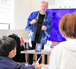 ノルウェー産サバの特徴や、同国の水産業について説明するクアルハイム参事官（中央）＝１８日、鳥取市湖山町東２丁目のサンマート湖山店