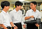 カメラに触れて新聞社の仕事の一端を学ぶ生徒ら